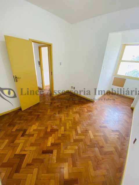 Apartamento à venda com 2 quartos, 75m² - Foto 2