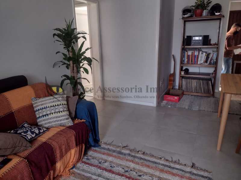 Apartamento à venda com 2 quartos, 75m² - Foto 1