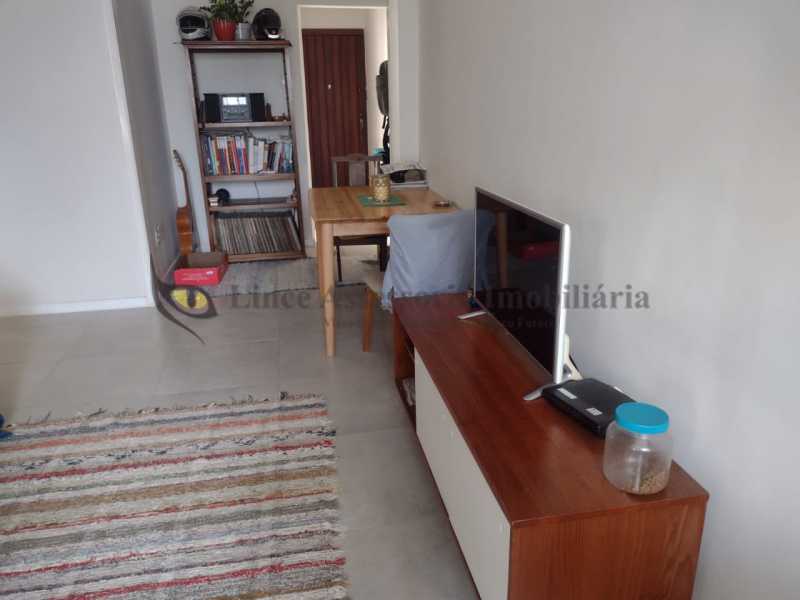 Apartamento à venda com 2 quartos, 75m² - Foto 3