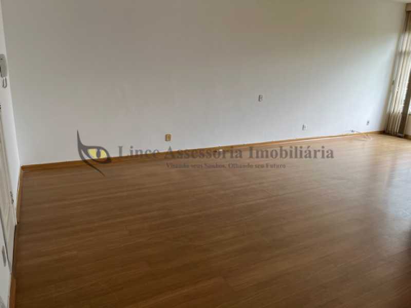 Apartamento à venda com 3 quartos, 123m² - Foto 2