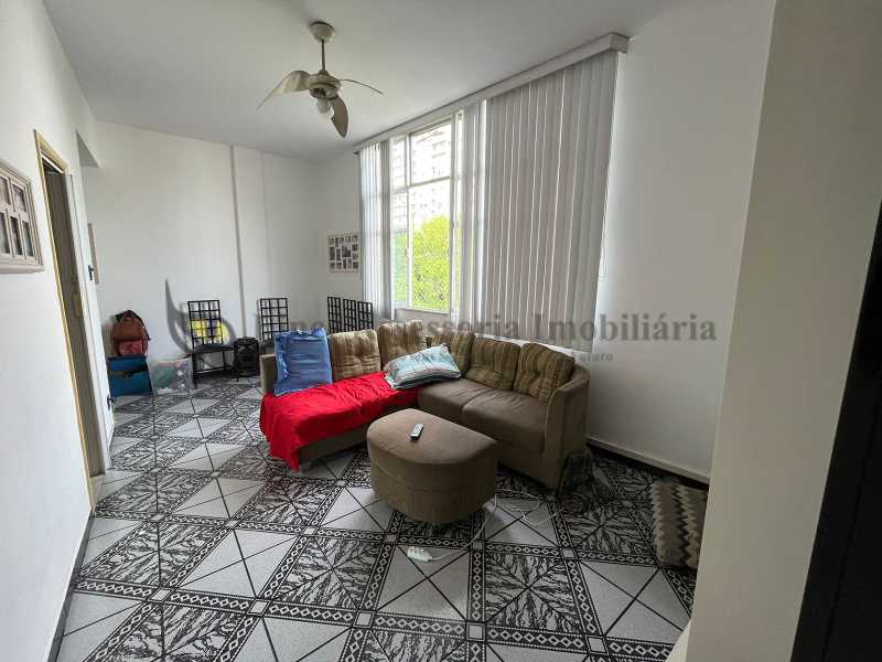 Apartamento à venda com 2 quartos, 70m² - Foto 3