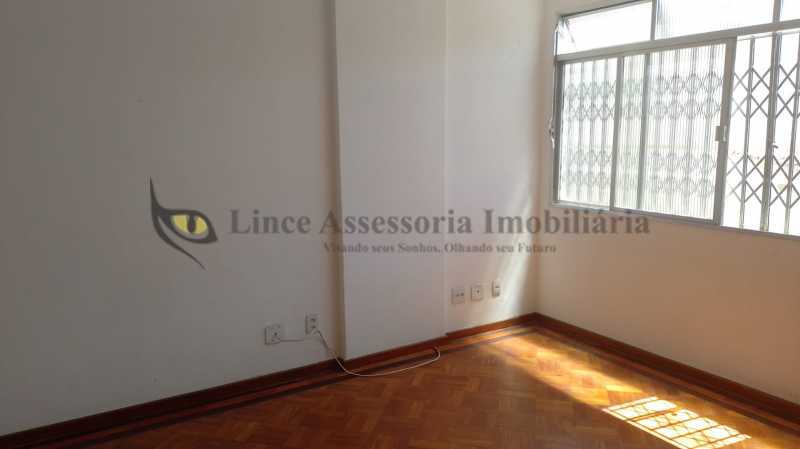 Apartamento à venda com 2 quartos, 75m² - Foto 2