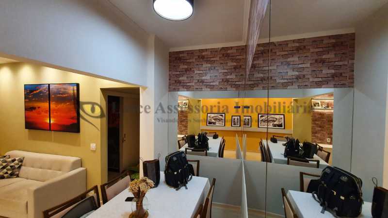 Apartamento à venda com 2 quartos, 75m² - Foto 2