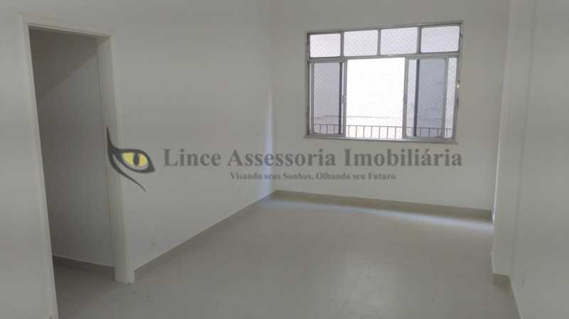 Apartamento à venda com 2 quartos, 70m² - Foto 2