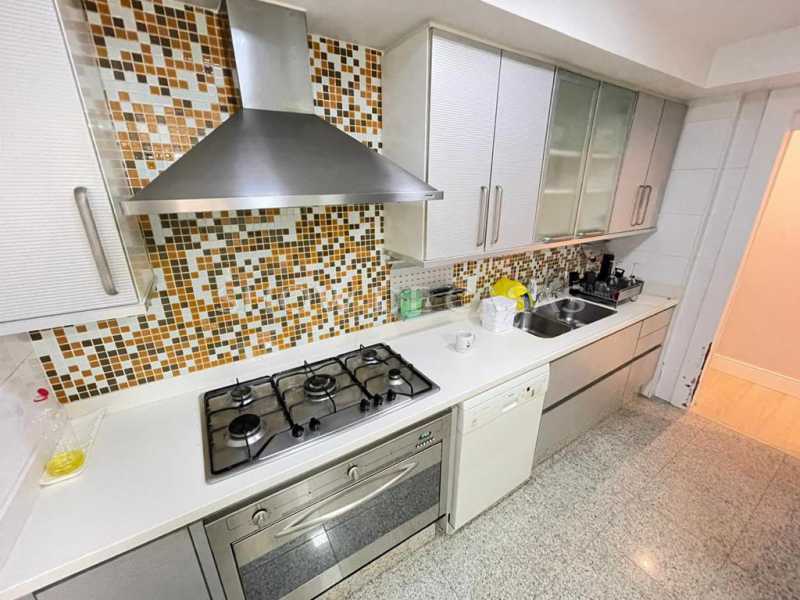 Apartamento à venda com 3 quartos, 180m² - Foto 22