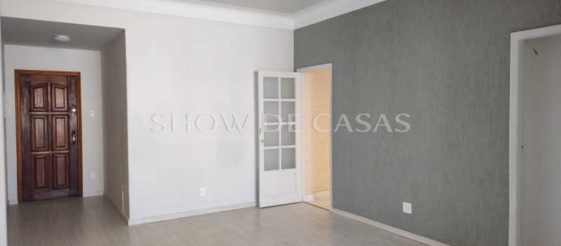 Apartamento à venda com 3 quartos, 130m² - Foto 2