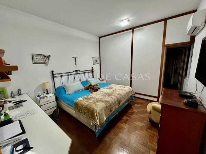 Apartamento à venda com 3 quartos, 236m² - Foto 9