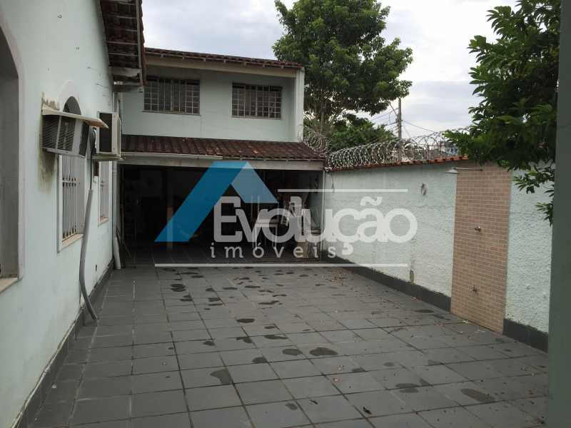 Casa à venda com 3 quartos, 237m² - Foto 1