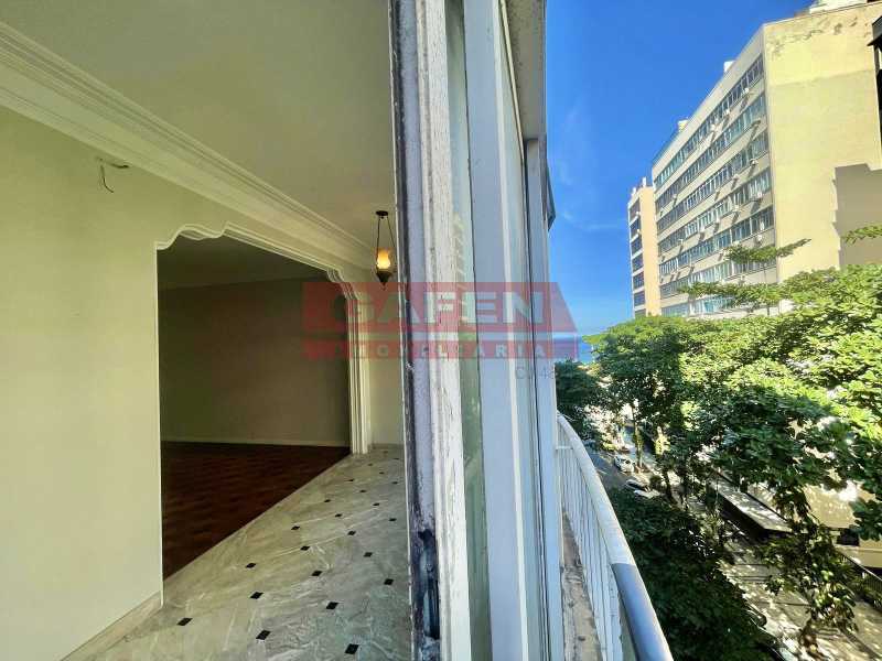 Apartamento à venda com 3 quartos, 200m² - Foto 2