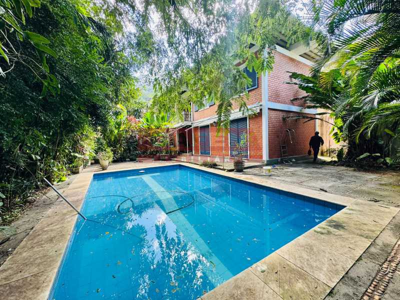 Casa à venda com 4 quartos, 350m² - Foto 1