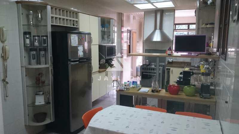 Apartamento à venda com 3 quartos, 208m² - Foto 25