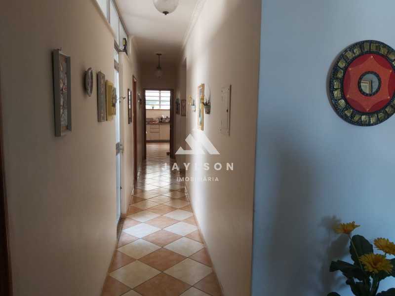 Casa à venda com 5 quartos, 240m² - Foto 9