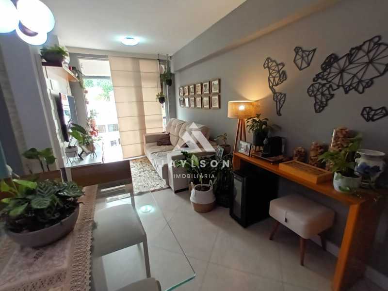 Apartamento à venda com 2 quartos, 72m² - Foto 2