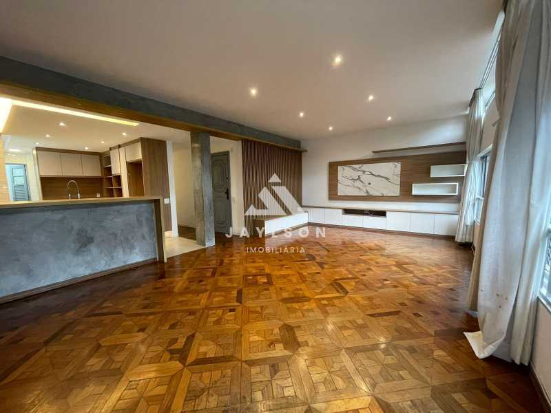 Apartamento à venda com 3 quartos, 158m² - Foto 2