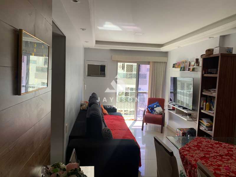 Apartamento à venda com 2 quartos, 70m² - Foto 2