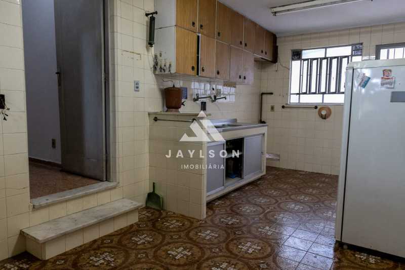 Casa à venda com 3 quartos, 318m² - Foto 16